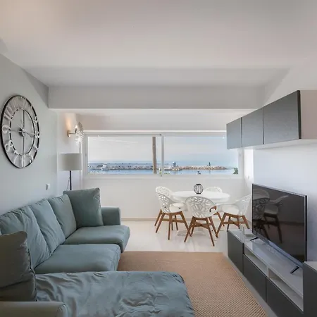 Centre On The Promenade Front Line Apartment